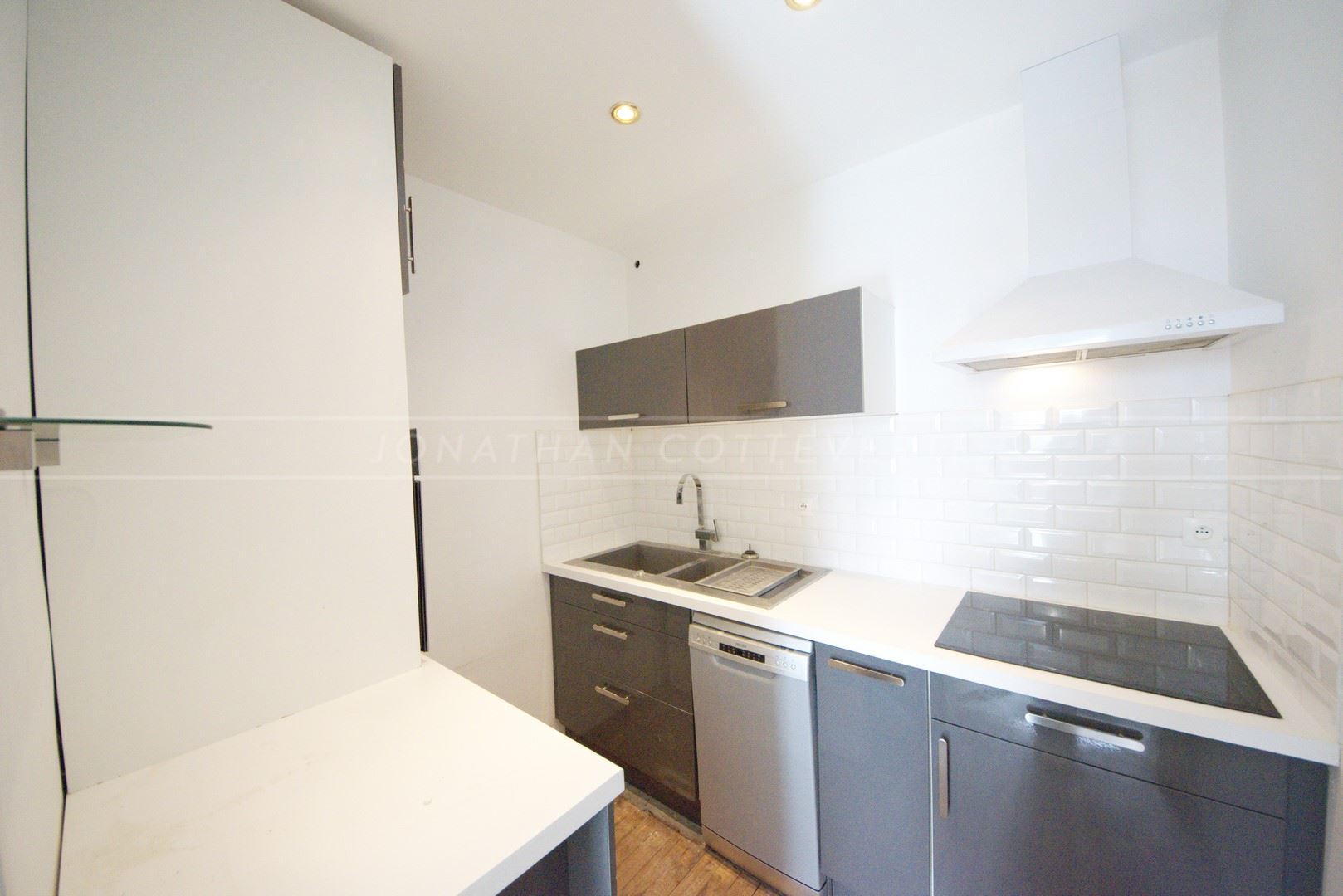 APPARTEMENT - T2 - 1 CHAMBRE - DALLE BETON - IDEALEMENT SITUE - BONNE EXPOSITION - PLACE DE PARKING photo 2